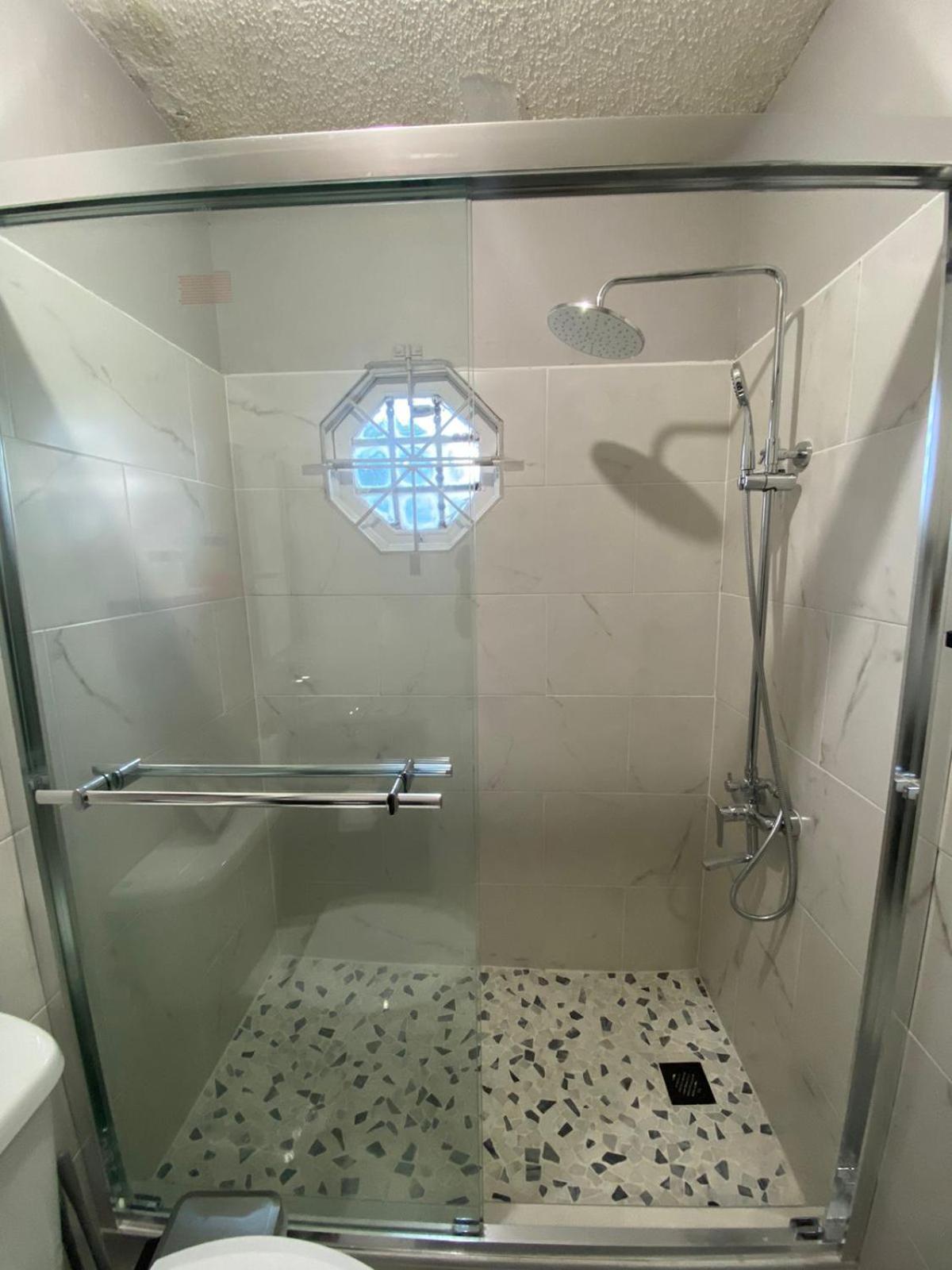קינגסטון Cozy 2 Bedroom Townhouse In Gated Community, Kgn8 Newly Installed Solar Hot Water System מראה חיצוני תמונה